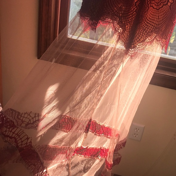 Beautiful dress with red lace and see through mesh - Picture 4 of 4